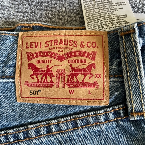 Levi’s 501 button fly denim shorts size 26 - Picture 3 of 4